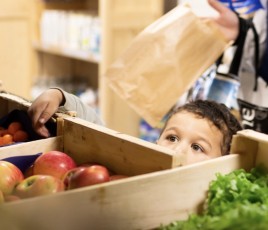 Les dons d’invendus des grandes surfaces permettent à 230 000 bénéficiaires de choisir leur panier d’achat contre une faible participation financière