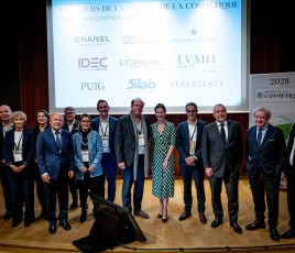 De gauche à droite : Ségolène LELOUTRE (COSMETIC VALLEY), Sébastien MONNIER (PUIG), Brigitte CLOSS (SILAB), Stéphanie ROTT (GUERLAIN), Jean-Pierre GORGES (CHARTRES METROPOLE), Jérôme HOMBOURGER (CREDIT AGRICOLE VAL DE FRANCE), Caroline PLOUGASTEL (CHANEL PARFUMS BEAUTE), Xavier GAGET (GROUPE POCHET), Thomas RIOU (VERESCENCE), Céline BRUCKER (L'OREAL France), Cédric DE WAVRECHIN (GROUPE IDEC), Marc-Antoine JAMET (COSMETIC VALLEY), Jean-Michel WILMOTTE (WILMOTTE ET ASSOCIES ARCHITECTES), Christophe MASSON (CO