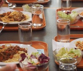 Les attentes parentales sont claires : des repas variés, équilibrés, à base de produits frais, et pourquoi pas porteurs de découvertes culinaires