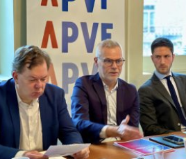 De gauche à droite: Antoine Homé, Maire de Wittenheim (68), Premier Vice-président de l’APVF ; Christophe Bouillon, Maire de Barentin (76), Président de l’APVF ; Daniel Cornalba, Maire de l’Etang-la-Ville (78), Membre du Bureau de l’APVF. 