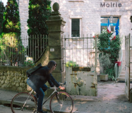 Dans les petites communes françaises, la figure du maire reste largement masculine et vieillissante