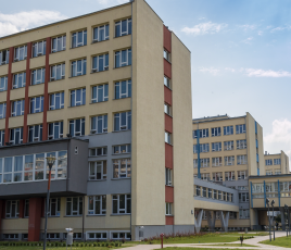 Selon la Banque des Territoires, les collectivités sont confrontées à un triple défi : améliorer le confort des élèves et agents, adapter les infrastructures et réaliser des économies d’énergie.