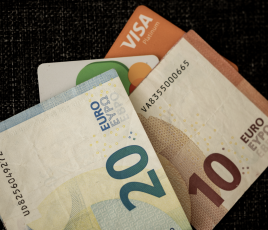 Dans son étude publiée en mai 2026, l’Insee indique qu’un salarié de la fonction publique territoriale perçoit en moyenne 2 317 euros nets par mois en équivalent temps plein en 2024.