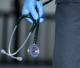 D’après le baromètre 2026 publié par Livi, 45 % des personnes interrogées déclarent avoir déjà renoncé ou repoussé une consultation médicale malgré un besoin identifié.
