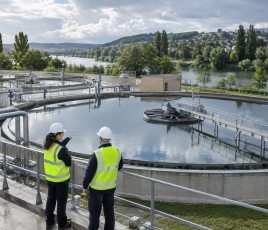 La modernisation des réseaux et des stations d’épuration doit permettre de mieux traiter les eaux usées, de limiter les rejets polluants par temps de pluie et de renforcer la résilience des territoires face au changement climatique