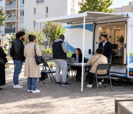 Installé au pied des résidences, le JobiTruck va directement à la rencontre des habitants pour les accompagner vers l’emploi, la formation et l’accès aux droits