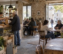 En rachetant et en rénovant des locaux vacants, Village Vivant permet l’installation de commerces et de lieux hybrides qui recréent des services de proximité et du lien social au cœur des villages.