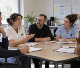 Discuter des difficultés du quotidien permet aux équipes de construire des solutions concrètes pour améliorer l’organisation et les conditions de travail