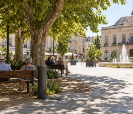 Ombrager les espaces publics, végétaliser et faciliter l’accès à l’eau : face aux fortes chaleurs, l’adaptation des villes devient un investissement prioritaire pour protéger les habitants.