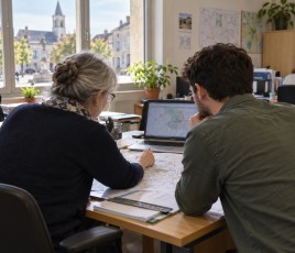 Anticiper les départs, transmettre les savoir-faire et former aux nouveaux besoins : le renouvellement des effectifs engage la continuité des services publics locaux.