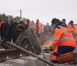 La pose des nouveaux rails marque une étape clé de la rénovation de la ligne Nancy–Contrexéville : un chantier de 150 millions d’euros pour rétablir une desserte ferroviaire de proximité entre douze gares