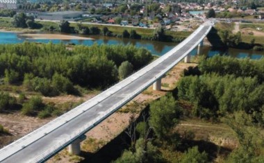  Le deuxième pont de Moulins est long de 455 mètres