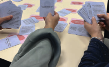 Conçu par le CDG 68, le jeu consiste à débattre pour associer des cartes "situation" et "définition"