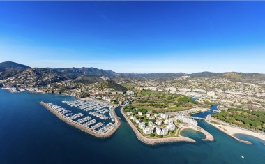 Pour lutter contre la pollution marine, Mandelieu-La Napoule déploie 130 paniers et filets connectés pour intercepter les déchets avant qu’ils n’atteignent la Méditerranée