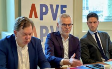 De gauche à droite: Antoine Homé, Maire de Wittenheim (68), Premier Vice-président de l’APVF ; Christophe Bouillon, Maire de Barentin (76), Président de l’APVF ; Daniel Cornalba, Maire de l’Etang-la-Ville (78), Membre du Bureau de l’APVF. 