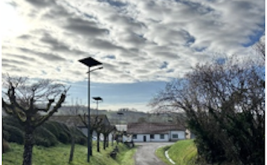 25 lampadaires solaires autonomes éclairent les rues du village