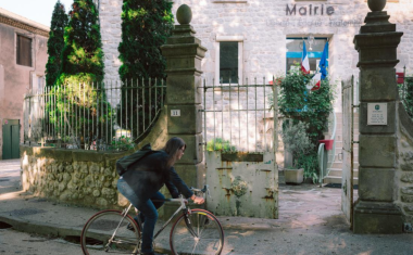 Dans les petites communes françaises, la figure du maire reste largement masculine et vieillissante