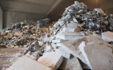 Le projet de loi ferait peser sur les collectivités locales et les entreprises artisanales une part significative du coût de gestion des déchets du bâtiment