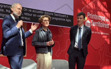 De gauche à droite : Antoine Saintoyant, directeur de la Banque des Territoires, Bénédicte Durand, présidente du réseau des Crous, Philippe Baptiste, ministre de l'Enseignement supérieur, de la Recherche et de l'Espace