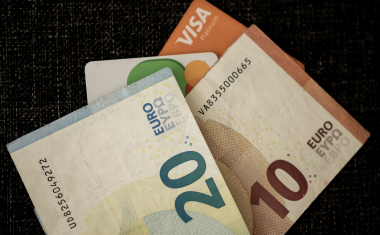 Dans son étude publiée en mai 2026, l’Insee indique qu’un salarié de la fonction publique territoriale perçoit en moyenne 2 317 euros nets par mois en équivalent temps plein en 2024.