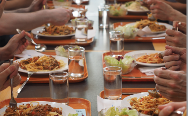 Face à la volatilité des coûts, le Syndicat national de la restauration collective (SNRC), en lien avec la Direction des affaires juridiques (DAJ) du ministère de l’Économie et des Finances et l’Insee, a élaboré un Index Restauration Collective