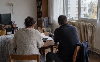 Face à la hausse des prix de l’énergie, de plus en plus de ménages sont contraints d’arbitrer entre se chauffer et financer d’autres dépenses essentielles.
