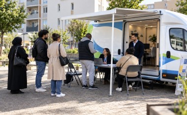 Installé au pied des résidences, le JobiTruck va directement à la rencontre des habitants pour les accompagner vers l’emploi, la formation et l’accès aux droits