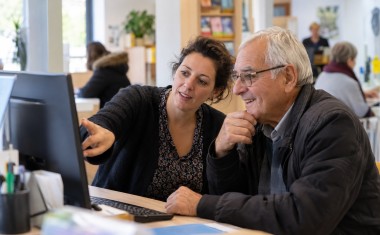 Malgré la progression des démarches en ligne, les Français continuent de rechercher un accompagnement humain. En 2024, les espaces France services ont accueilli 9 millions d’usagers