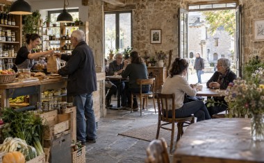 En rachetant et en rénovant des locaux vacants, Village Vivant permet l’installation de commerces et de lieux hybrides qui recréent des services de proximité et du lien social au cœur des villages.