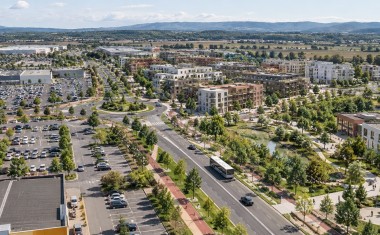 Logements, activités, commerces, mobilités douces et végétalisation commencent à remplacer le modèle monofonctionnel des grandes entrées de ville commerciales.