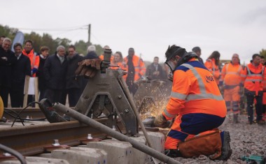 La pose des nouveaux rails marque une étape clé de la rénovation de la ligne Nancy–Contrexéville : un chantier de 150 millions d’euros pour rétablir une desserte ferroviaire de proximité entre douze gares
