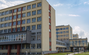 Selon la Banque des Territoires, les collectivités sont confrontées à un triple défi : améliorer le confort des élèves et agents, adapter les infrastructures et réaliser des économies d’énergie.