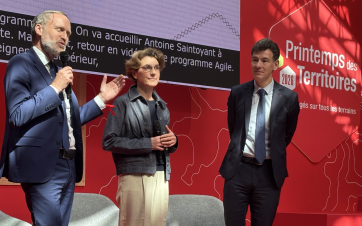 De gauche à droite : Antoine Saintoyant, directeur de la Banque des Territoires, Bénédicte Durand, présidente du réseau des Crous, Philippe Baptiste, ministre de l'Enseignement supérieur, de la Recherche et de l'Espace