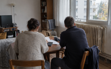 Face à la hausse des prix de l’énergie, de plus en plus de ménages sont contraints d’arbitrer entre se chauffer et financer d’autres dépenses essentielles.