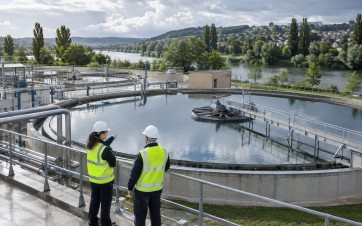 La modernisation des réseaux et des stations d’épuration doit permettre de mieux traiter les eaux usées, de limiter les rejets polluants par temps de pluie et de renforcer la résilience des territoires face au changement climatique