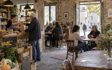 En rachetant et en rénovant des locaux vacants, Village Vivant permet l’installation de commerces et de lieux hybrides qui recréent des services de proximité et du lien social au cœur des villages.