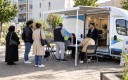 Installé au pied des résidences, le JobiTruck va directement à la rencontre des habitants pour les accompagner vers l’emploi, la formation et l’accès aux droits