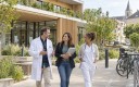 Bâtiments, mobilités, prévention : les collectivités disposent de leviers concrets pour réduire l’empreinte carbone du système de santé tout en maintenant une offre de soins de proximité