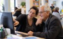 Malgré la progression des démarches en ligne, les Français continuent de rechercher un accompagnement humain. En 2024, les espaces France services ont accueilli 9 millions d’usagers
