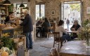 En rachetant et en rénovant des locaux vacants, Village Vivant permet l’installation de commerces et de lieux hybrides qui recréent des services de proximité et du lien social au cœur des villages.