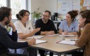 Discuter des difficultés du quotidien permet aux équipes de construire des solutions concrètes pour améliorer l’organisation et les conditions de travail
