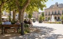 Ombrager les espaces publics, végétaliser et faciliter l’accès à l’eau : face aux fortes chaleurs, l’adaptation des villes devient un investissement prioritaire pour protéger les habitants.