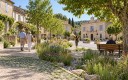 Végétaliser les places, préserver l’ombre et rendre les sols perméables : des leviers pour adapter les villages aux fortes chaleurs et limiter le ruissellement.