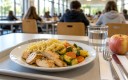 Avec « De producteurs et de saveurs », le Département de l’Yonne consacre un euro par élève et par repas concerné à l’achat de produits locaux, cuisinés par les équipes de restauration de 28 collèges