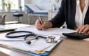 La Cour des comptes appelle à un redressement durable des finances sociales, au-delà des ajustements qui déplacent la charge entre assurance maladie, complémentaires et patients.
