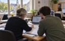 Anticiper les départs, transmettre les savoir-faire et former aux nouveaux besoins : le renouvellement des effectifs engage la continuité des services publics locaux.
